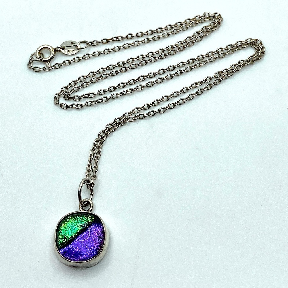 𝅺vtg Sterling Silver Chain Metallic Green Purple Dichroic Art Glass Pendant 18”